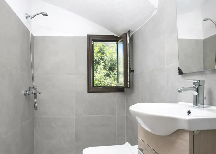 Exclusive Olive & Herb Villa, Mountain To Sea Views, Rhodes 别墅